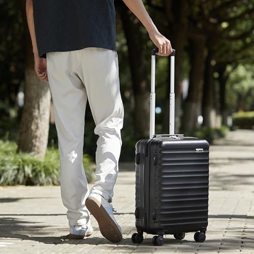 Amazon Basics Bagage à roulettes rigide- 55 cm Taille cabine, Noir Approuvé pour Ryanair et la plupart des compagnies low cost