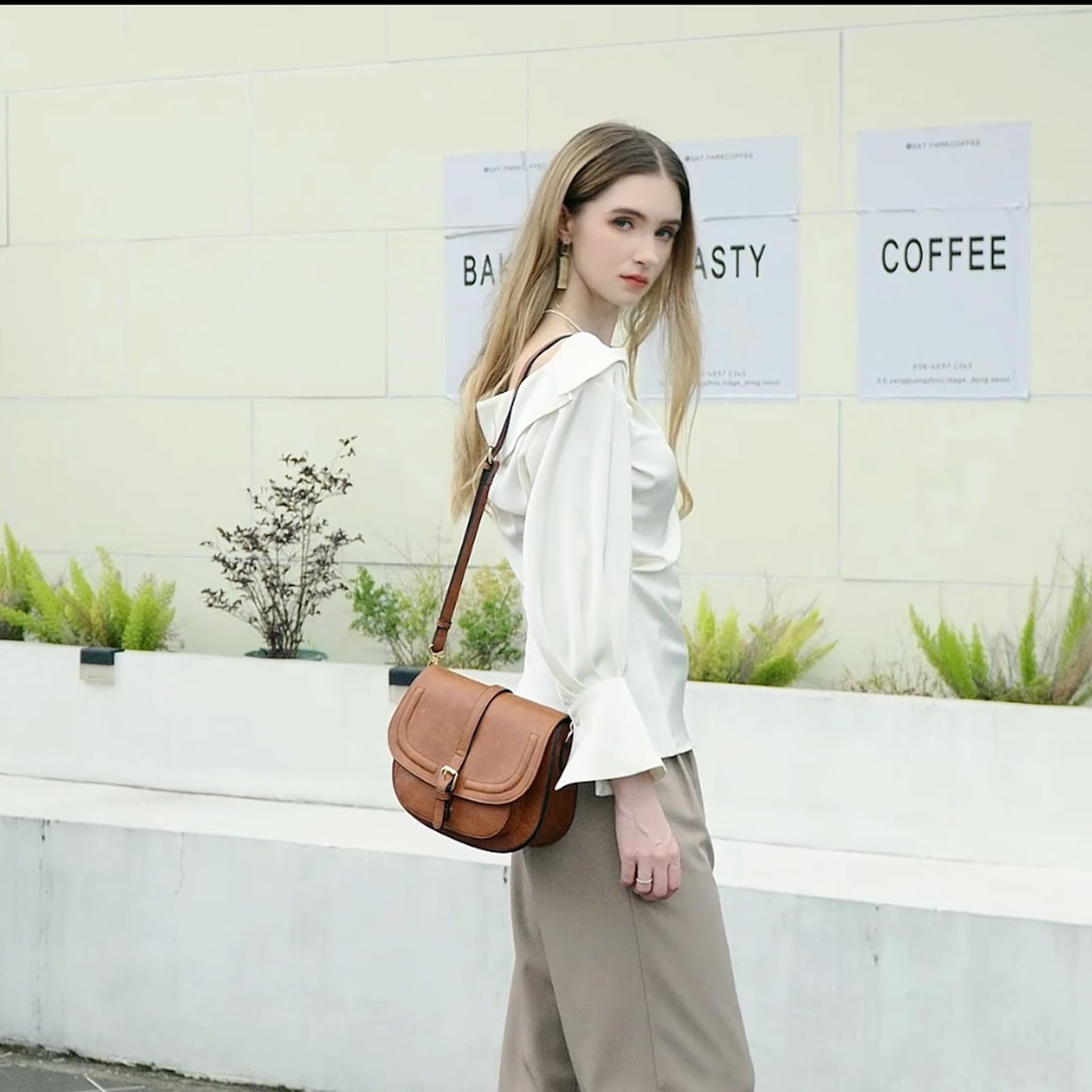 SIVENKE Sac à bandoulière pour femme - En cuir synthétique - Rétro - Avec 2 larges bretelles, marron