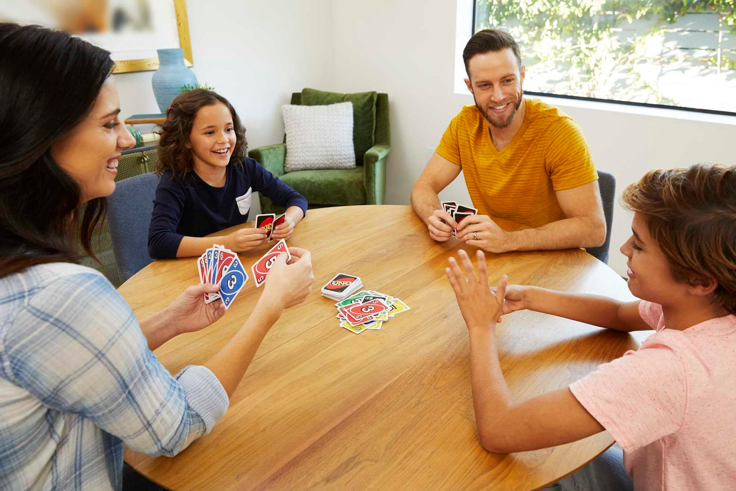 Mattel Games UNO Classique, Jeu De Cartes Familial pour Enfants Et Adultes, Jeu De Société pour Soirée Jeux en Famille Ou en Voyage, 2 À 10 Joueurs, Jouet pour Enfant de 7 Ans et Plus, W2087