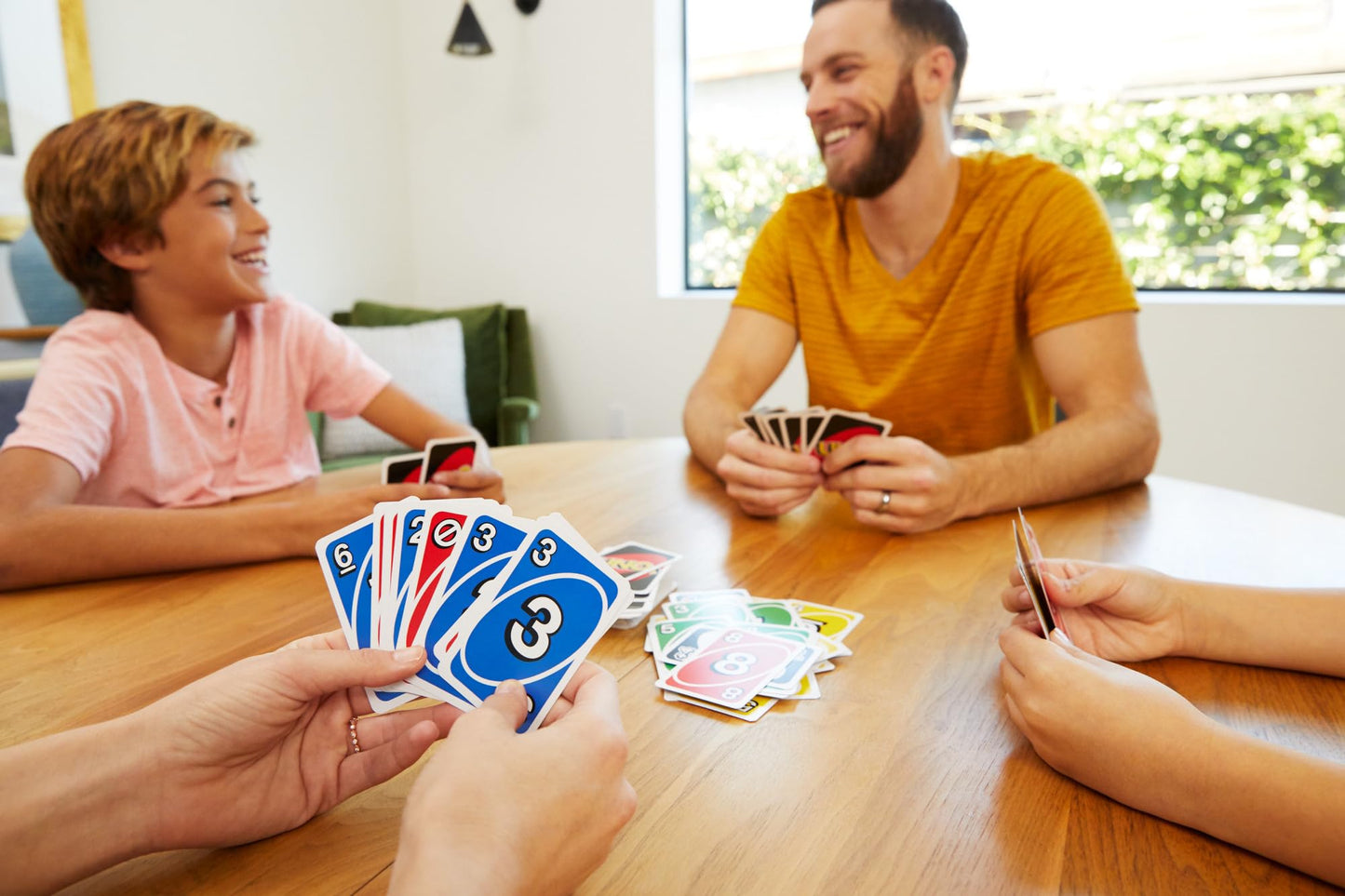 Mattel Games UNO Classique, Jeu De Cartes Familial pour Enfants Et Adultes, Jeu De Société pour Soirée Jeux en Famille Ou en Voyage, 2 À 10 Joueurs, Jouet pour Enfant de 7 Ans et Plus, W2087