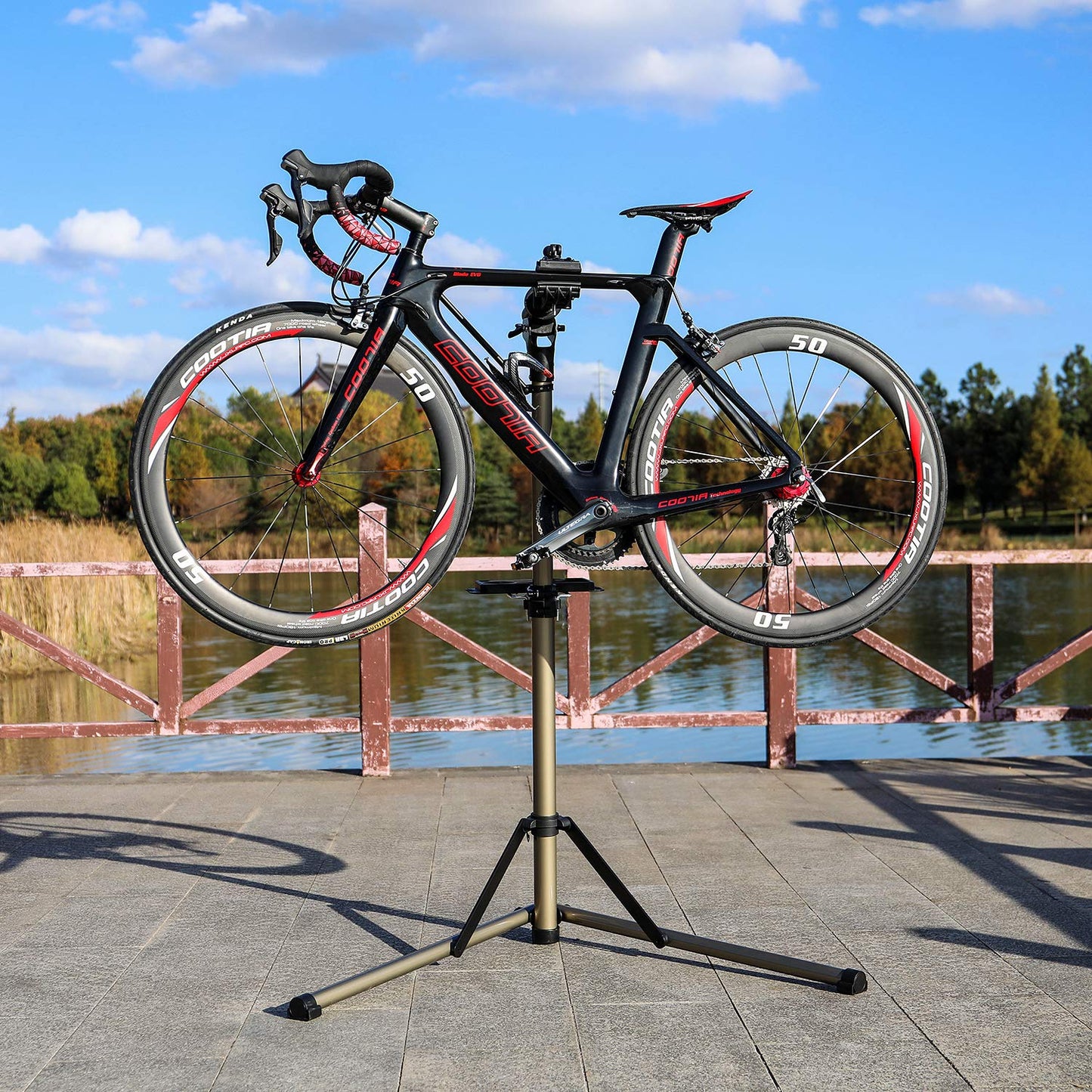 CXWXC Support de réparation de vélo, Pieds d’Atelier, en Aluminium, avec Plateau à Outils magnétique, Réglable, Léger, Portatif, pour Entretien et Réparation Bicyclette Champagne (Champagne)